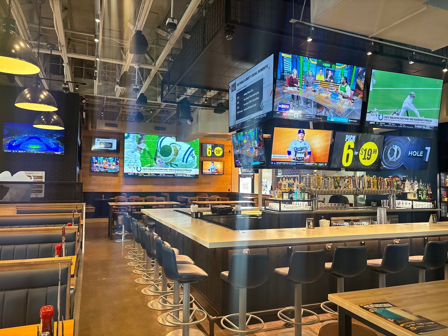 Sports bar with multiple screens